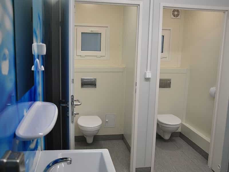 MS20-23 sanitary cabin interior with toilets, washbasins and urinals