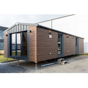 Premium Mobile Home with Contemporary Wood-Effect Cladding and Energy-Efficient Windows Modern luxury mobile home with brown composite cladding and anthracite grey windows