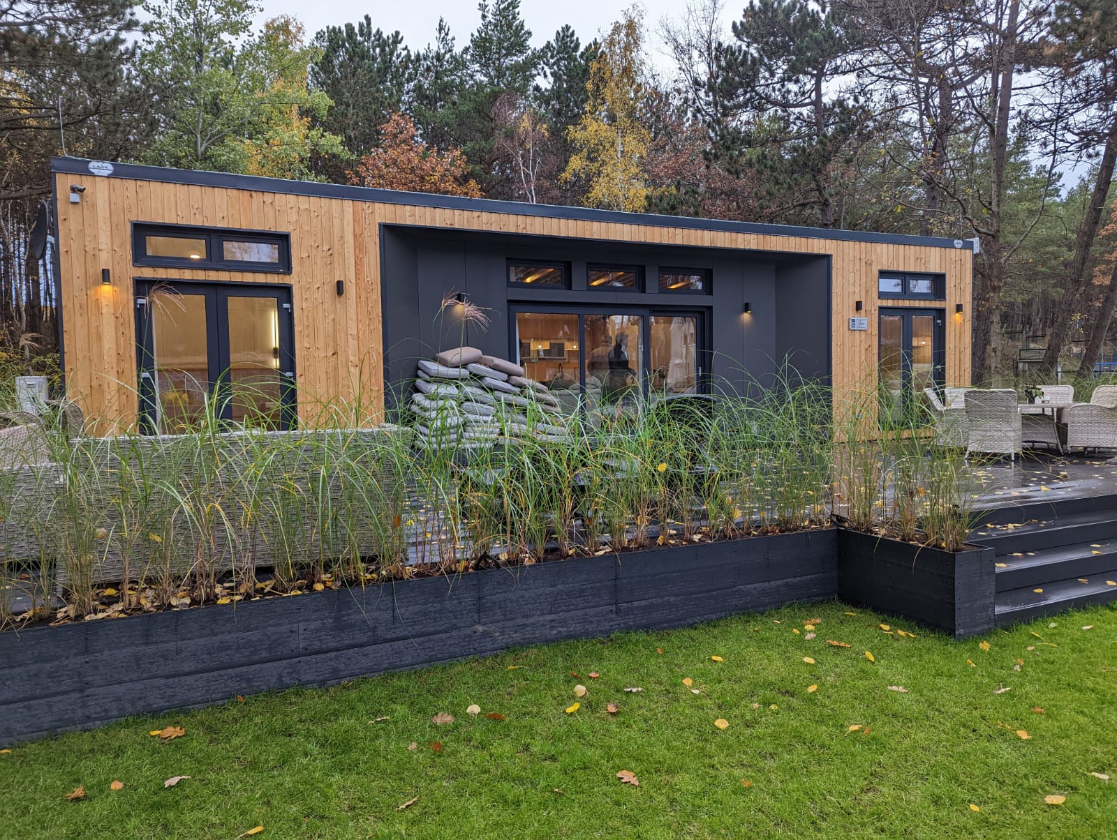 Portable modular building or cabin unit for commercial and site use