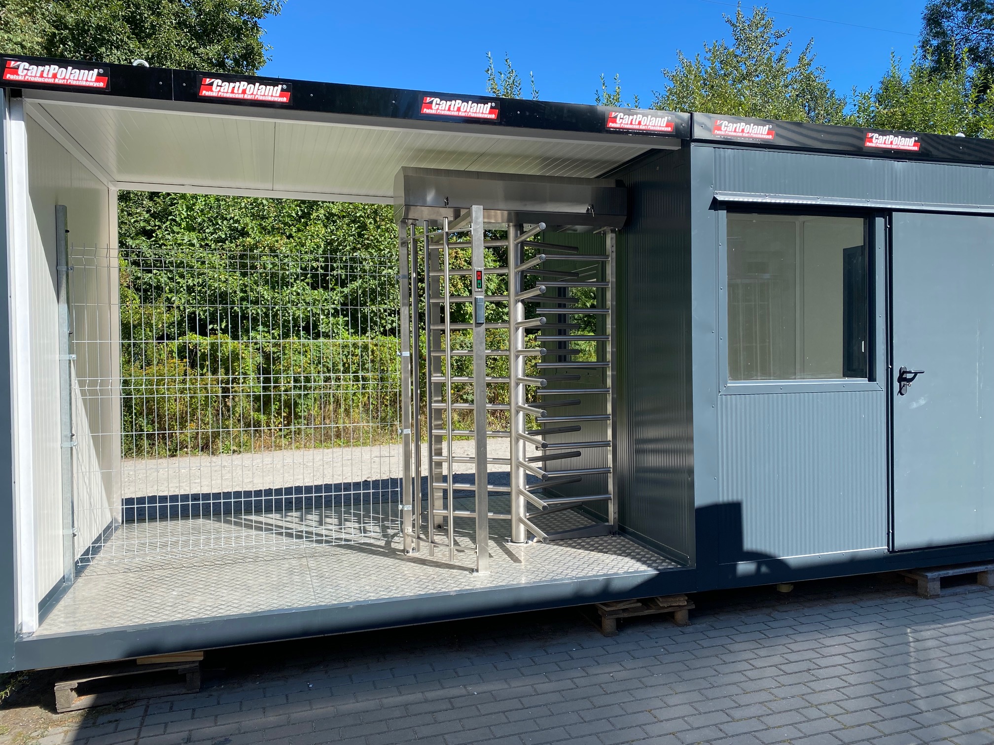 High-barrier modular security gatehouse High-barrier modular security gatehouse for controlled access and secure entry management