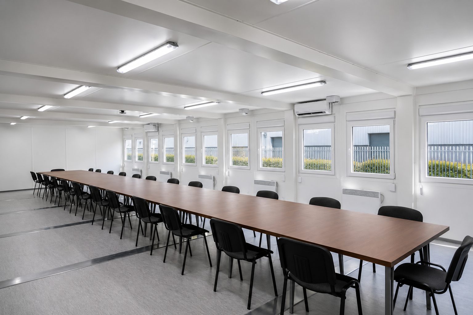 Modular briefing room for building sites and main contractors using ISO frame modular system